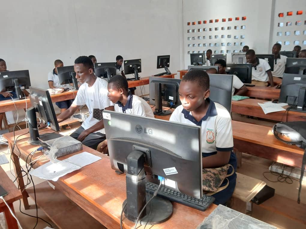Salle multimédia en cours d'installation dans une école