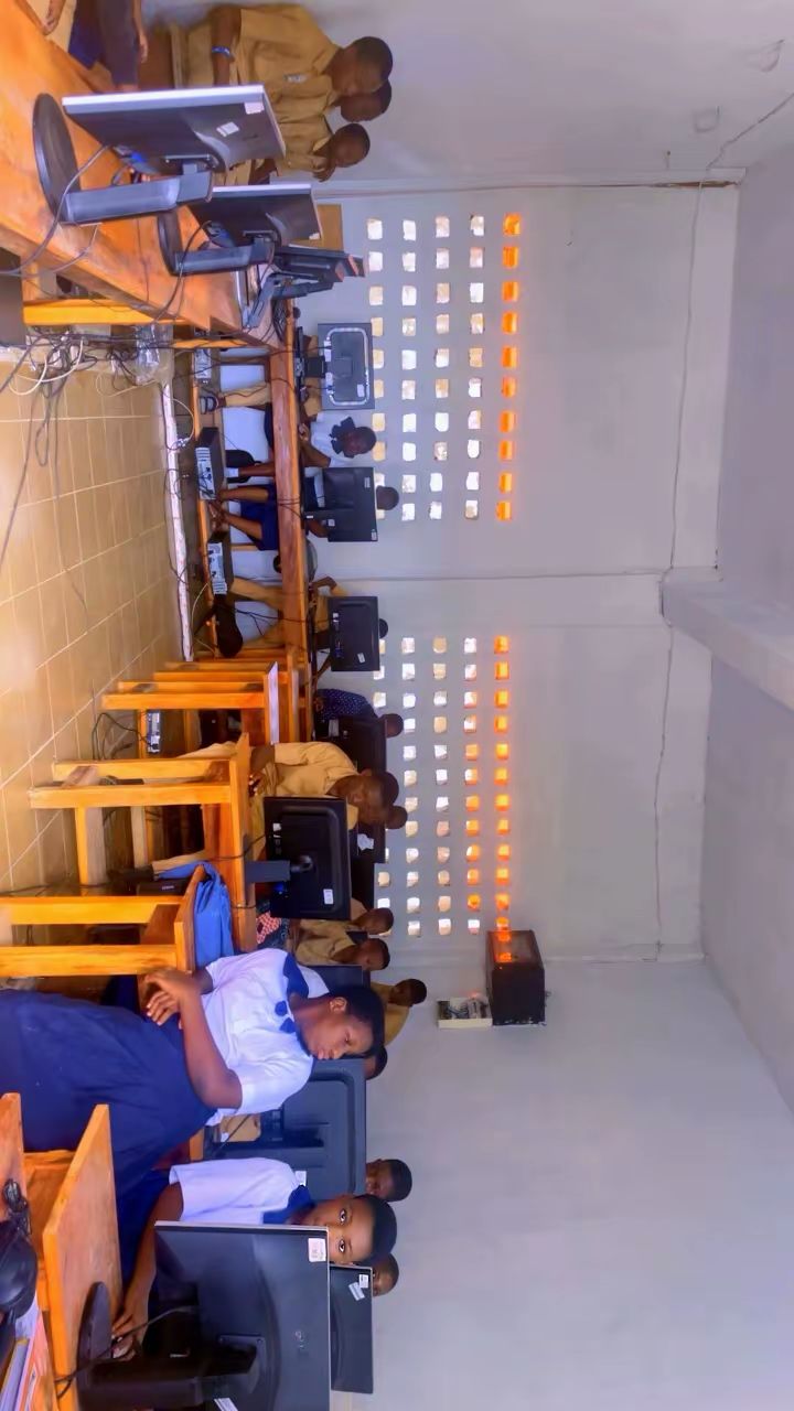 Élèves dans une salle informatique équipée