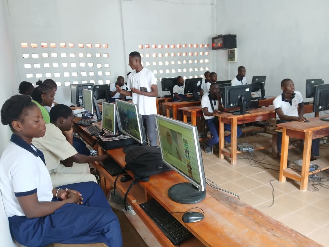 Remise de dons matériels informatiques