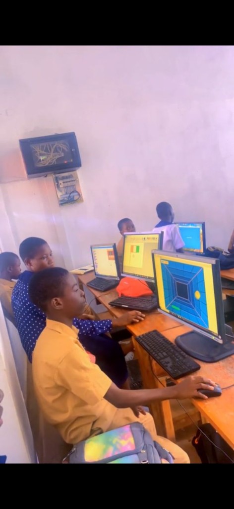 Enfants de 8 à 12 ans apprenant le codage avec Scratch